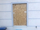 Fenster mit OSB Holzplatte verschlossen
